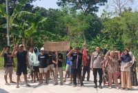 BLOKIR JALAN - Warga melakukan aksi pemblokiran akses jalan menuju tambang.