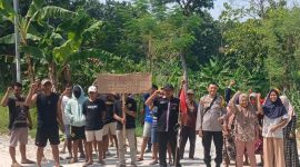 BLOKIR JALAN - Warga melakukan aksi pemblokiran akses jalan menuju tambang.