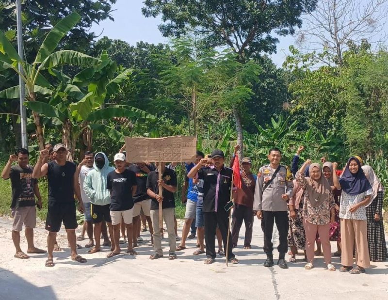 BLOKIR JALAN - Warga melakukan aksi pemblokiran akses jalan menuju tambang.
