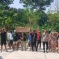 BLOKIR JALAN - Warga melakukan aksi pemblokiran akses jalan menuju tambang.