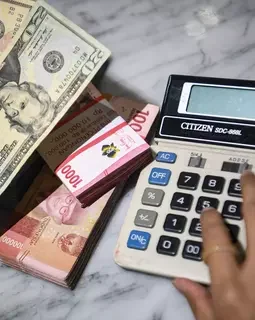 Rupiah Anjlok Rp17.300 per Dolar, Cetak Rekor Terlemah Sepanjang Sejarah