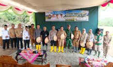 Ikuti Gerakan Tanam Serentak, Kapolsek Rambang Hadiri Penanaman Padi di Lahan CSR Sukarame