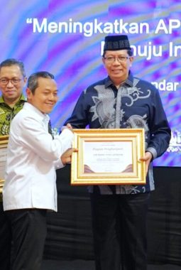 UIN RIL Terima Penghargaan Kampus Hijau Keagamaan Inklusif dari Wamendikdasmen RI